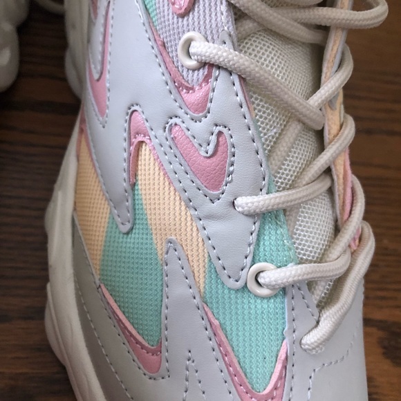 NWT  CAPE ROBBIN Zagnee Nude Pastel Accented Tennis Shoes  Size 9  They run sm - Picture 4 of 4